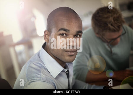 Portrait des jungen Mannes in business meeting Stockfoto