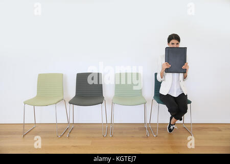 Frau im Wartezimmer für Vorstellungsgespräch beunruhigt Stockfoto