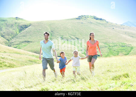 Familie auf Ferien auf dem Hügel Stockfoto