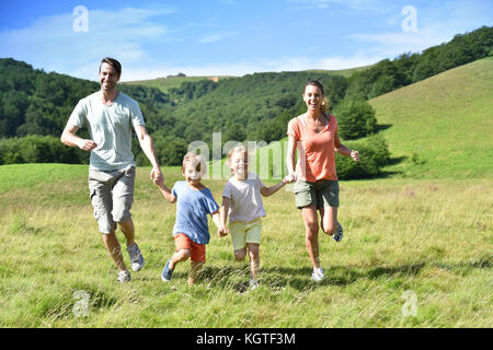 Familie auf Ferien auf dem Hügel Stockfoto