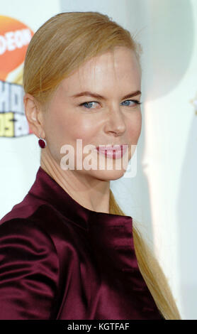 Nicole Kidman Ankunft bei den Nickelodeon's 20th Annual Kids' Choice Awards 2007 im Pauley Pavillion bei UCLA in Los Angeles. Headshot Blickkontakt Nicole Kidman 015 = Menschen, , Headshot, , Premiere, Awards Show, Ankunft, Red Carpet Event, Vertikal, Lächeln, Filmindustrie, USA, Filmschauspielerin, Filmberühmtheit, Künstler, Berühmtheit, Looking at Camera, Fotografie, Kunst Kultur und Unterhaltung, Teilnahme an einer Veranstaltung, bestof, eine Person, Blonde Frau Nicole Kidman 015 = Menschen, , Headshot, , Premiere, Awards Show, Ankunft, Red Carpet Event, Vertikal, Lächeln, Filmindustrie, USA, Film Act Stockfoto