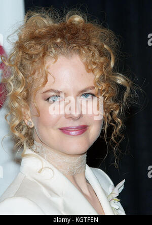 Nicole Kidman erhielt die herausragende Dekade der Filmleistung während des Banketts für die Gala Awards 2002 im Paris Hotel in Las Vegas. Februar 2002. Nicole Kidman 033 = Menschen, , Headshot, , Premiere, Awards Show, Ankunft, Red Carpet Event, Vertikal, Lächeln, Filmindustrie, USA, Filmschauspielerin, Filmberühmtheit, Künstler, Promi, Blick auf Kamera, Fotografie, Kunst Kultur und Unterhaltung, Teilnahme an einer Veranstaltung, bestof, eine Person, Blonde Frau Nicole Kidman 033 = Menschen, , Headshot, , Premiere, Preisverleihung, Ankunft, Red Carpet Event, Vertikal, Lächeln, Film I Stockfoto