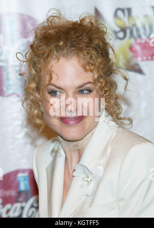 Nicole Kidman erhielt die herausragende Dekade der Filmleistung während des Banketts für die Gala Awards 2002 im Paris Hotel in Las Vegas. Februar 2002. Nicole Kidman 035 = Menschen, , Headshot, , Premiere, Awards Show, Ankunft, Red Carpet Event, Vertikal, Lächeln, Filmindustrie, USA, Filmschauspielerin, Filmberühmtheit, Künstler, Promi, Blick auf Kamera, Fotografie, Kunst Kultur und Unterhaltung, Teilnahme an einer Veranstaltung, bestof, eine Person, Blonde Frau Nicole Kidman 035 = Menschen, , Headshot, , Premiere, Preisverleihung, Ankunft, Red Carpet Event, Vertikal, Lächeln, Film I Stockfoto