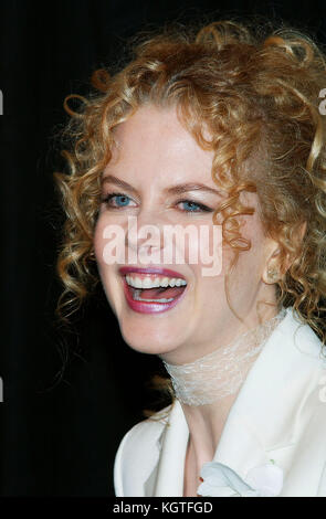 Nicole Kidman erhielt die herausragende Dekade der Filmleistung während des Banketts für die Gala Awards 2002 im Paris Hotel in Las Vegas. Februar 2002. Nicole Kidman 042 = Menschen, , Headshot, , Premiere, Awards Show, Ankunft, Red Carpet Event, Vertikal, Lächeln, Filmindustrie, USA, Filmschauspielerin, Filmberühmtheit, Künstler, Promi, Blick auf Kamera, Fotografie, Kunst Kultur und Unterhaltung, Teilnahme an einer Veranstaltung, bestof, eine Person, Blonde Frau Nicole Kidman 042 = Menschen, , Headshot, , Premiere, Preisverleihung, Ankunft, Red Carpet Event, Vertikal, Lächeln, Film I Stockfoto