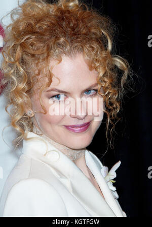 Nicole Kidman erhielt die herausragende Dekade der Filmleistung während des Banketts für die Gala Awards 2002 im Paris Hotel in Las Vegas. Februar 2002. Nicole Kidman 044 = Menschen, , Headshot, , Premiere, Awards Show, Ankunft, Red Carpet Event, Vertikal, Lächeln, Filmindustrie, USA, Filmschauspielerin, Filmberühmtheit, Künstler, Promi, Blick auf Kamera, Fotografie, Kunst Kultur und Unterhaltung, Teilnahme an einer Veranstaltung, bestof, eine Person, Blonde Frau Nicole Kidman 044 = Menschen, , Headshot, , Premiere, Preisverleihung, Ankunft, Red Carpet Event, Vertikal, Lächeln, Film I Stockfoto