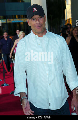 Bruce Willis Ankunft in The Bourne Supremacy Premiere im Cinerama Dome und arclight Theater in Los Angeles. Juli 15, 2004 Bruce Willis - = Menschen, drei Viertel, Premiere, Auszeichnungen zeigen, Ankunft, Red Carpet event, Vertikal, lächelnd, Filmwirtschaft, usa, Filmschauspieler, Film Berühmtheit, Künstler, Prominente, Kamera, Fotografie, Kunst, Kultur und Unterhaltung, an einer Veranstaltung, Bestof, eine Person, Stockfoto