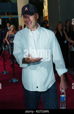 Bruce Willis Ankunft in The Bourne Supremacy Premiere im Cinerama Dome und arclight Theater in Los Angeles. Juli 15, 2004 Bruce Willis - = Menschen, drei Viertel, Premiere, Auszeichnungen zeigen, Ankunft, Red Carpet event, Vertikal, lächelnd, Filmwirtschaft, usa, Filmschauspieler, Film Berühmtheit, Künstler, Prominente, Kamera, Fotografie, Kunst, Kultur und Unterhaltung, an einer Veranstaltung, Bestof, eine Person, Stockfoto