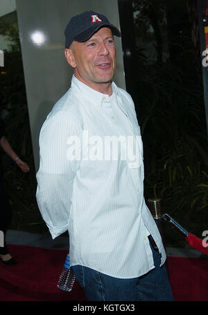 Bruce Willis Ankunft in The Bourne Supremacy Premiere im Cinerama Dome und arclight Theater in Los Angeles. Juli 15, 2004 Bruce Willis - = Menschen, drei Viertel, Premiere, Auszeichnungen zeigen, Ankunft, Red Carpet event, Vertikal, lächelnd, Filmwirtschaft, usa, Filmschauspieler, Film Berühmtheit, Künstler, Prominente, Kamera, Fotografie, Kunst, Kultur und Unterhaltung, an einer Veranstaltung, Bestof, eine Person, Stockfoto