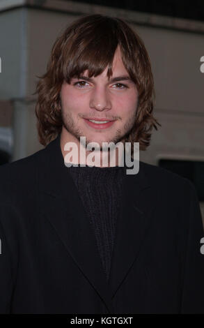 Ashton Kutcher kommt am 29. jährliche American Music Awards im Shrine Auditorium in Los Angeles Mittwoch, jan. 9, 2002 Ashton Kutcher - = Menschen, headshot Premiere, Auszeichnungen zeigen, Ankunft, Red Carpet event, Vertikal, lächelnd, Filmwirtschaft, usa, Filmschauspieler, Film Berühmtheit, Künstler, Prominente, Kamera, Fotografie, Kunst, Kultur und Unterhaltung, an einer Veranstaltung, Bestof, eine Person, Stockfoto