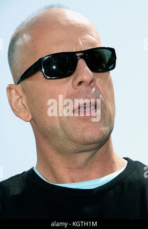 Bruce Willis Ankunft über die Hecke premiere an der Westwood Theatre in Los Angeles. Am 30. April 2006. Bruce Willis - = Menschen,, headshot,, Premiere, Auszeichnungen zeigen, Ankunft, Red Carpet event, Vertikal, lächelnd, Filmwirtschaft, usa, Filmschauspieler, Film Berühmtheit, Künstler, Prominente, Kamera, Fotografie, Kunst, Kultur und Unterhaltung, an einer Veranstaltung, Bestof, eine Person, Stockfoto