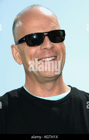 Bruce Willis Ankunft über die Hecke premiere an der Westwood Theatre in Los Angeles. Am 30. April 2006. Bruce Willis - = Menschen,, headshot,, Premiere, Auszeichnungen zeigen, Ankunft, Red Carpet event, Vertikal, lächelnd, Filmwirtschaft, usa, Filmschauspieler, Film Berühmtheit, Künstler, Prominente, Kamera, Fotografie, Kunst, Kultur und Unterhaltung, an einer Veranstaltung, Bestof, eine Person, Stockfoto