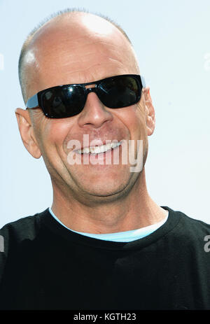 Bruce Willis Ankunft über die Hecke premiere an der Westwood Theatre in Los Angeles. Am 30. April 2006. Bruce Willis - = Menschen,, headshot,, Premiere, Auszeichnungen zeigen, Ankunft, Red Carpet event, Vertikal, lächelnd, Filmwirtschaft, usa, Filmschauspieler, Film Berühmtheit, Künstler, Prominente, Kamera, Fotografie, Kunst, Kultur und Unterhaltung, an einer Veranstaltung, Bestof, eine Person, Stockfoto