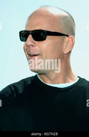 Bruce Willis Ankunft über die Hecke premiere an der Westwood Theatre in Los Angeles. Am 30. April 2006. Bruce Willis - = Menschen,, headshot,, Premiere, Auszeichnungen zeigen, Ankunft, Red Carpet event, Vertikal, lächelnd, Filmwirtschaft, usa, Filmschauspieler, Film Berühmtheit, Künstler, Prominente, Kamera, Fotografie, Kunst, Kultur und Unterhaltung, an einer Veranstaltung, Bestof, eine Person, Stockfoto