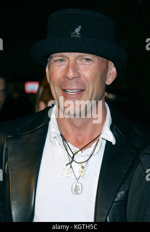 Bruce Willis kommt mit der „Tears of the Sun Premiere“ im Westwood Village in Los angeles. März 2003. Bruce Willis - = People, , Headshot, Premiere, Preisverleihung, Ankunft, Red Carpet Event, Vertikal, Lächeln, Filmindustrie, USA, Filmschauspieler, Filmstar, Künstler, Celebrity, Blick auf Kamera, Fotografie, Kunst Kultur und Unterhaltung, Teilnahme an einer Veranstaltung, Bestof, eine Person, Stockfoto