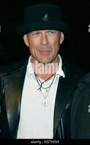 Bruce Willis kommt mit der „Tears of the Sun Premiere“ im Westwood Village in Los angeles. März 2003. Bruce Willis - = People, , Headshot, Premiere, Preisverleihung, Ankunft, Red Carpet Event, Vertikal, Lächeln, Filmindustrie, USA, Filmschauspieler, Filmstar, Künstler, Celebrity, Blick auf Kamera, Fotografie, Kunst Kultur und Unterhaltung, Teilnahme an einer Veranstaltung, Bestof, eine Person, Stockfoto