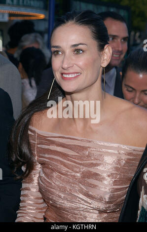 Demi Moore an der Premiere von Matrix Reloaded' Ankommen an der Westwood Village Theater in Los Angeles. Am 7. Mai 2003. Demi Moore - = Menschen,, headshot,, Premiere, Auszeichnungen zeigen, Ankunft, Red Carpet event, Vertikal, lächelnd, Filmwirtschaft, usa, Film Schauspielerin, Film Berühmtheit, Künstler, Prominente, Kamera, Fotografie, Kunst, Kultur und Unterhaltung, an einer Veranstaltung, Bestof, eine Person, Stockfoto