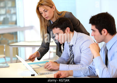 Businessteam zusammen, die am Projekt Stockfoto