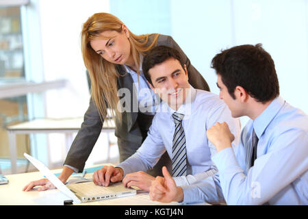 Businessteam zusammen, die am Projekt Stockfoto