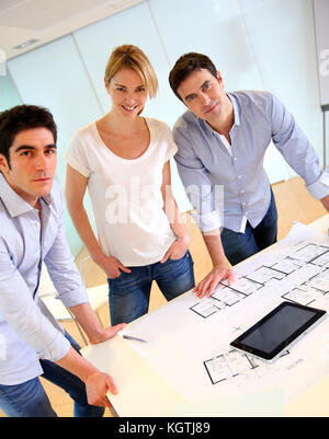 Gruppe von Architekten im Büro Stockfoto