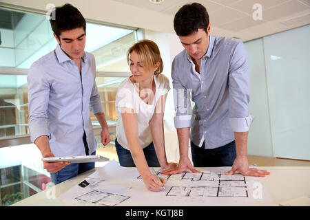 Gruppe von Architekten im Büro Stockfoto