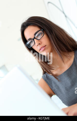 Schöne Frau Arbeiten am Laptop. Stockfoto