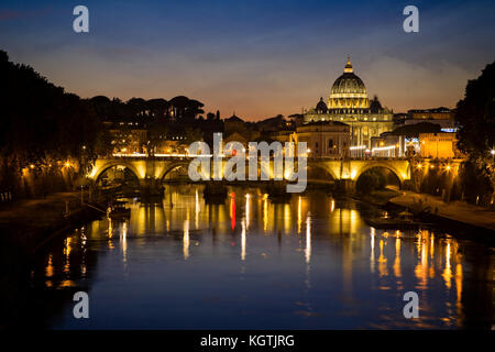 St. Peters Basilica, Ponte Vittorio Emanuele II und den Tiber in Rom, Italien. Stockfoto