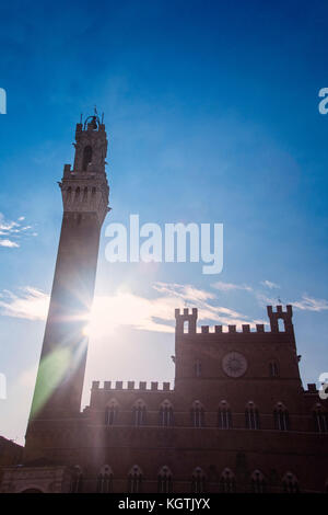 Torre del Mangia in Piazza del Campo in Siena, Italien. Stockfoto