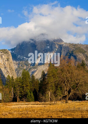 Yosemite Valley mit bewölktem Himmel Stockfoto