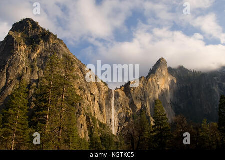 Braut Schleier fallen, Yosemite National Park bei Sonnenuntergang Stockfoto