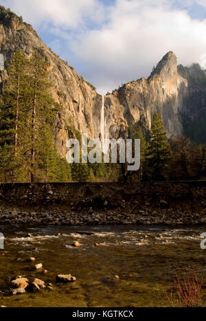 Braut Schleier fallen, Yosemite National Park bei Sonnenuntergang Stockfoto