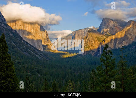 Sonnenuntergang über den Bergen im Yosemite Valley Stockfoto