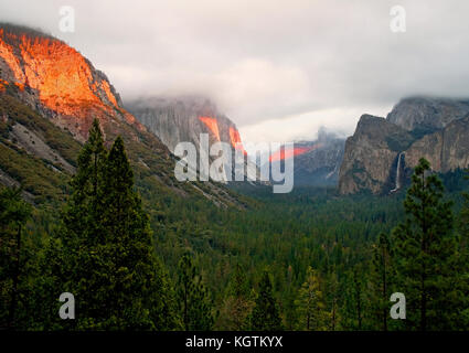 Orange Sonnenuntergang über den Bergen im Yosemite Valley Stockfoto