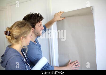 Junges Paar Auswahl Farbe aller Papier im neuen Haus Stockfoto