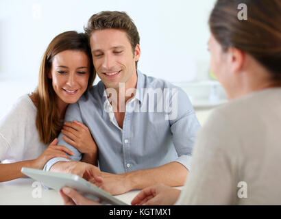 Junges Paar treffen Finanzberater Stockfoto