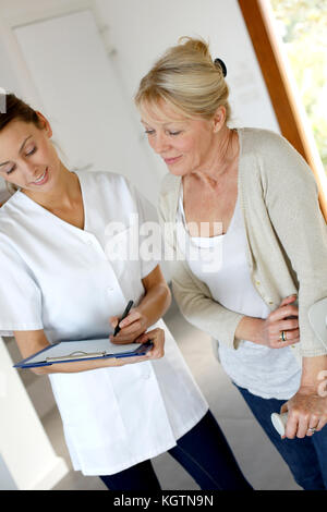 Krankenschwester, presciption Für ältere Frau Stockfoto