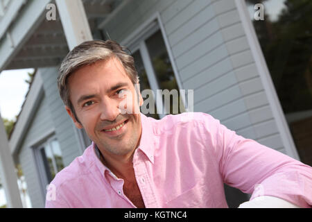 Portrait von lächelnden reifer Mann mit rosa Hemd Stockfoto