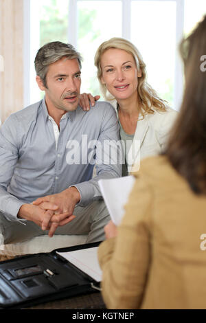 Paar Meeting Advisor zu Hause Stockfoto