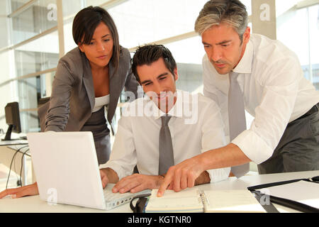 Sales Team in Business Präsentation im Büro Stockfoto