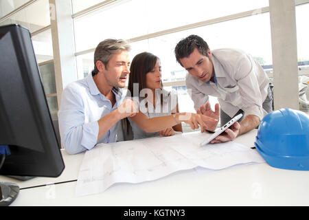 Team von Architekten, die im Büro Stockfoto