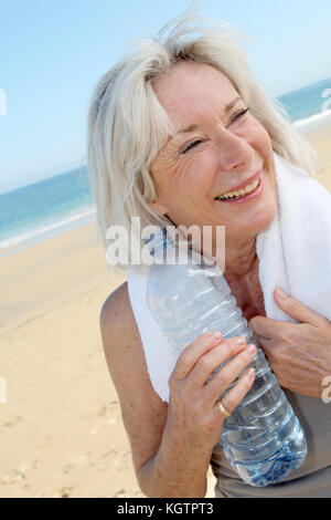 Portrait der älteren Frau Trinkwasser Stockfoto