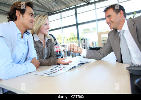Auto Verkäufer geben dem Auto Schlüssel zum Kunden Stockfoto
