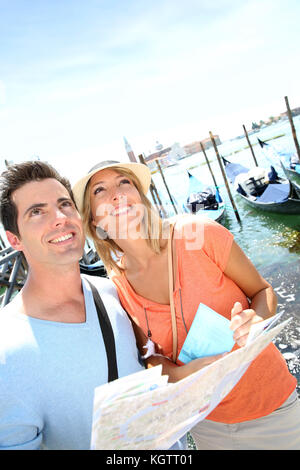 Touristen, die auf der Suche an der Karte vor der Insel San Giorgio Maggiore, Venedig Stockfoto