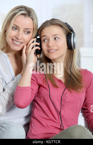 Mutter und Tochter beim Musikhören mit Kopfhörern Stockfoto