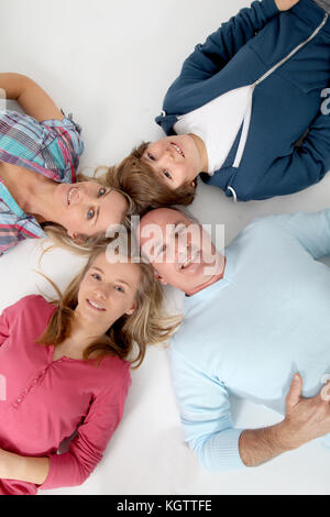 Obere Ansicht der Familie von 4 Personen am Boden Stockfoto