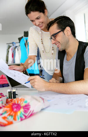 Fashion Designer arbeiten an Arbeitsplätzen in der Werkstatt Stockfoto