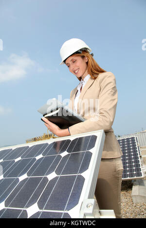 Frau Ingenieur prüfen Solarzellen setup Stockfoto