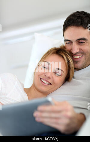 Paar Surfen im Internet mit Tablet Stockfoto