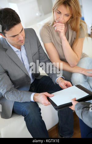 Paar treffen Finanzberater für Investitionen Stockfoto