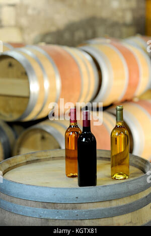 Nahaufnahme von Flaschen Wein am Fass Stockfoto