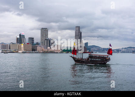 Hong Kong, China - 18. Juni 2017: einer traditionellen chinesischen Dschunke Kreuzfahrtschiff transport Tourist über den victorial Hafen in Hongkong. in Segeln ist Stockfoto